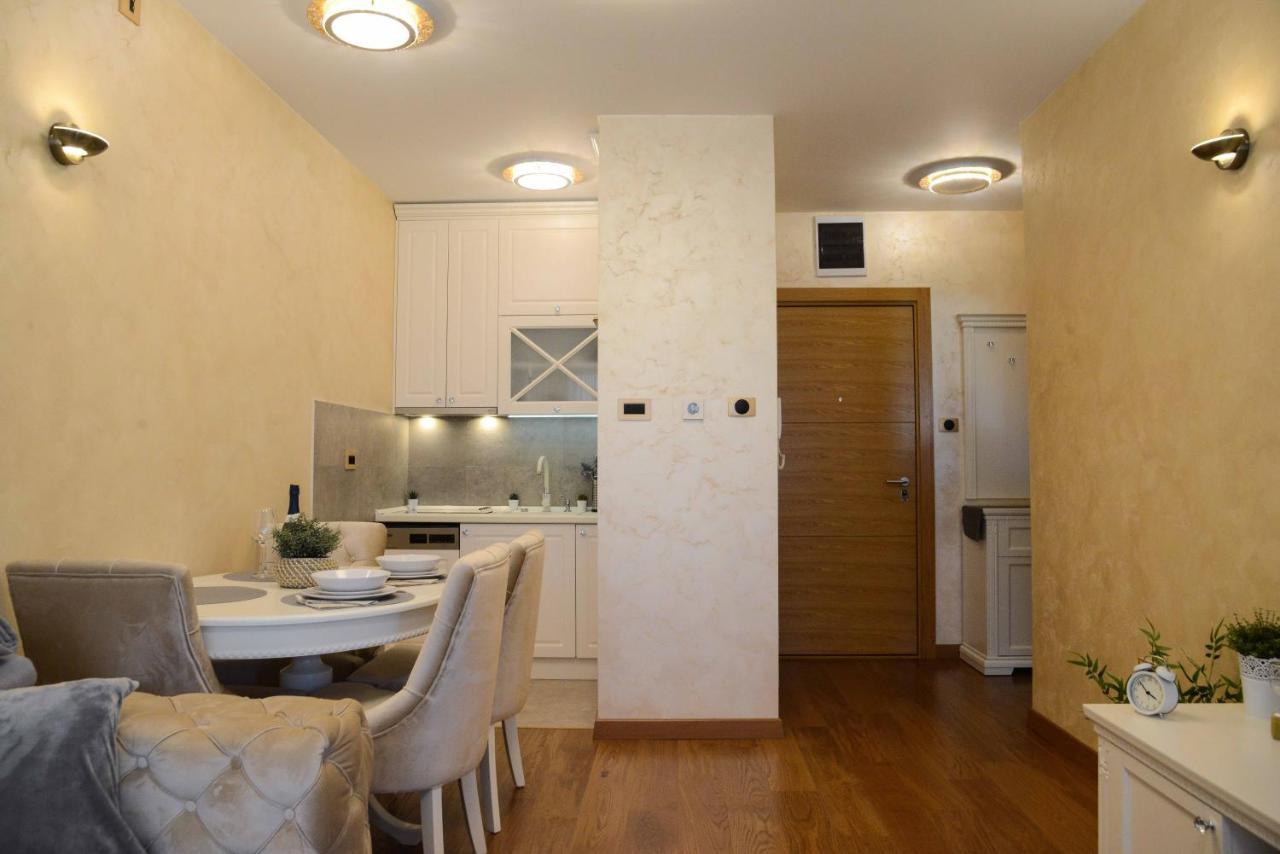 Tesla 70 Apartment With Secure Parking In The Garage Újvidék Kültér fotó