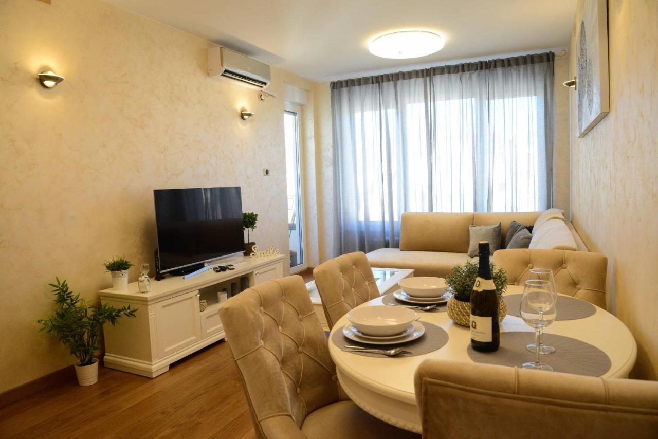 Tesla 70 Apartment With Secure Parking In The Garage Újvidék Kültér fotó