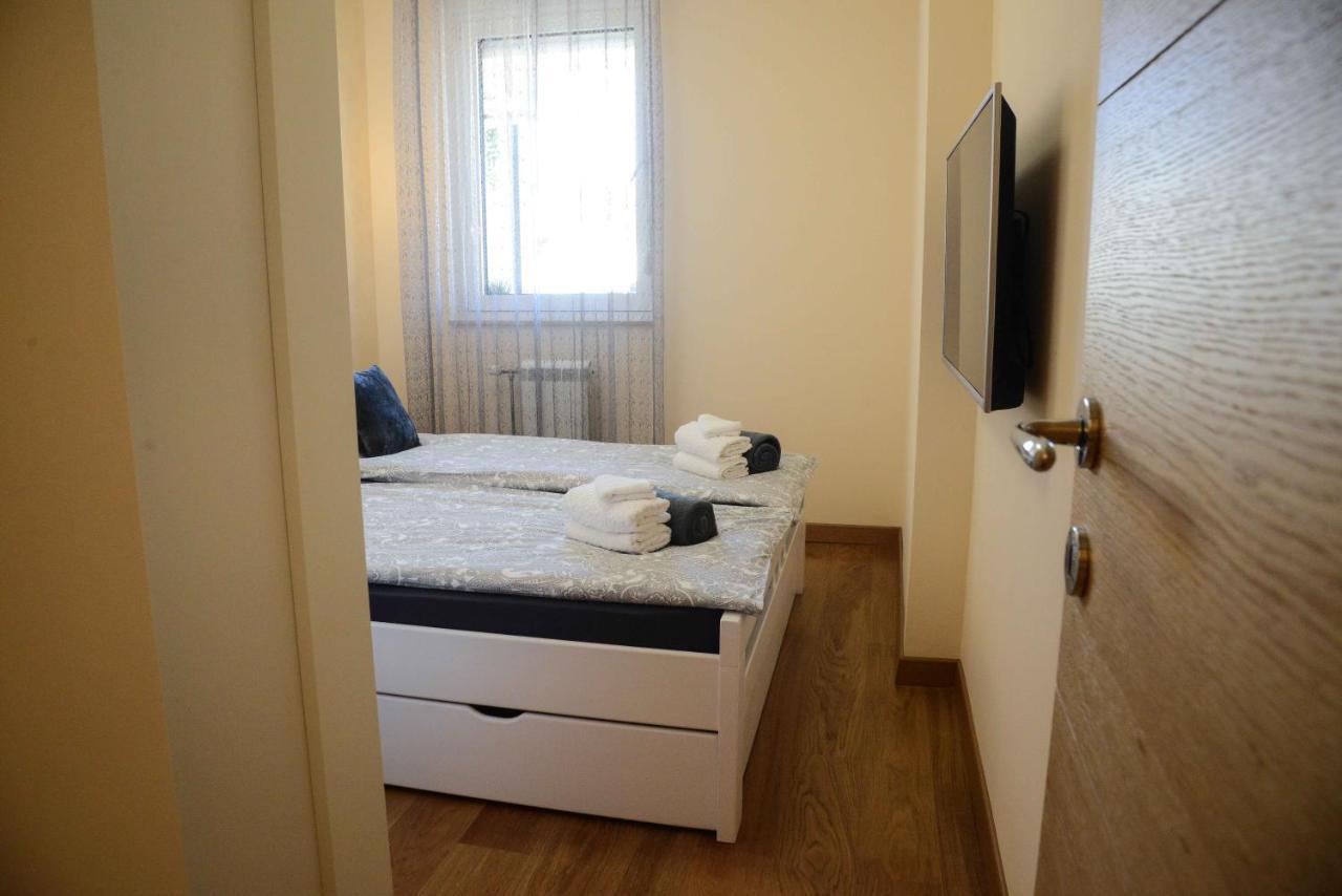Tesla 70 Apartment With Secure Parking In The Garage Újvidék Kültér fotó
