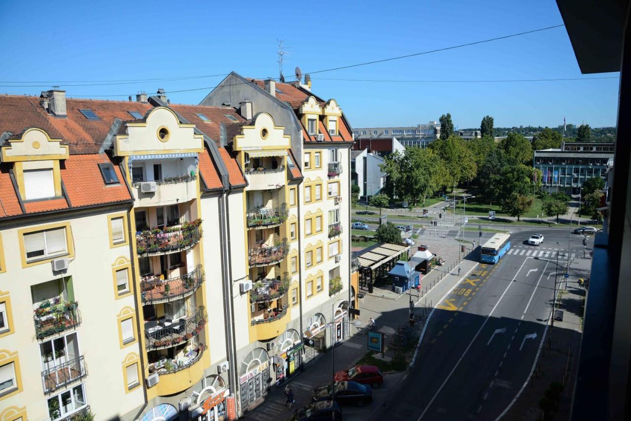Tesla 70 Apartment With Secure Parking In The Garage Újvidék Kültér fotó